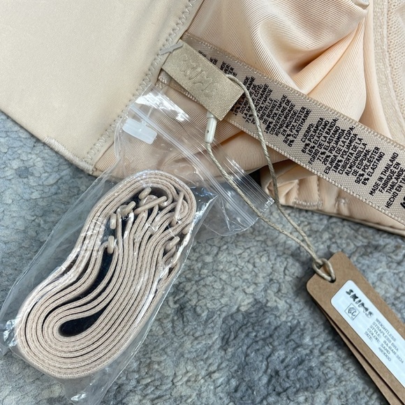 NWT Skims Weightless Strapless Bra Sand Beige Underwire Sz 40DDDD 40G - Picture 4 of 6